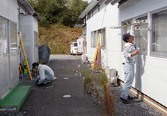 仮設住宅の窓ふき