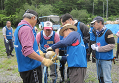 ブイ(浮き)をロープに取り付ける