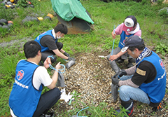 重石づくりの様子