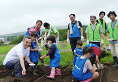 種まきの作業（左端は裾野市　髙村市長）