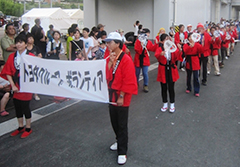 1時間踊り続けた“道中踊り”(6日)