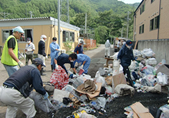 ゴミの分別作業