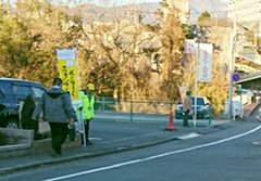 駅前側道での活動