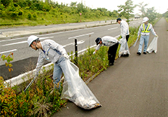 歩道のゴミ拾い