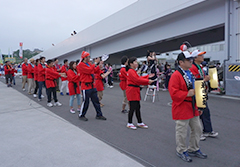 道中踊りで祭りを盛り上げる